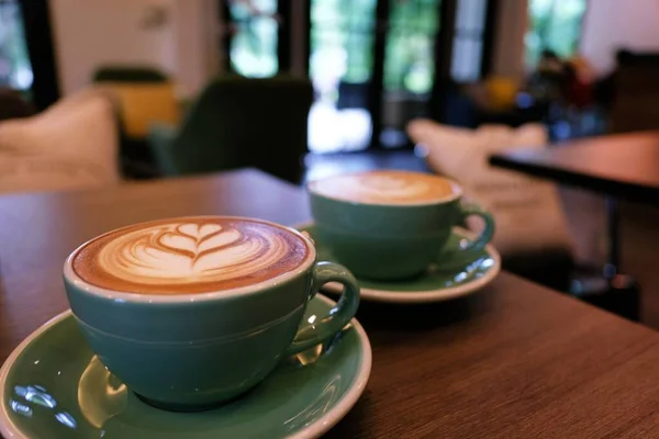 Tahta Masada Bir Fincan Sıcak Latte Sanat Kahvesi — Stok fotoğraf