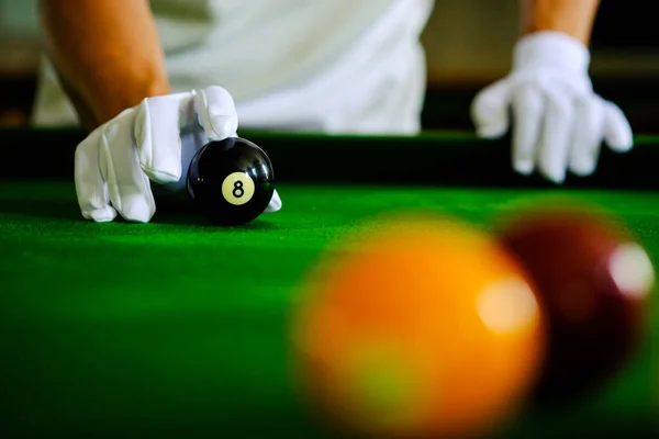 Mão Homem Braço Cue Jogando Jogo Sinuca Preparando Para Atirar — Fotografia de Stock