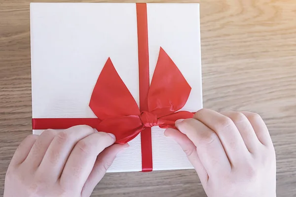 情人节礼物 浪漫夫妇的礼品盒和红带 — 图库照片
