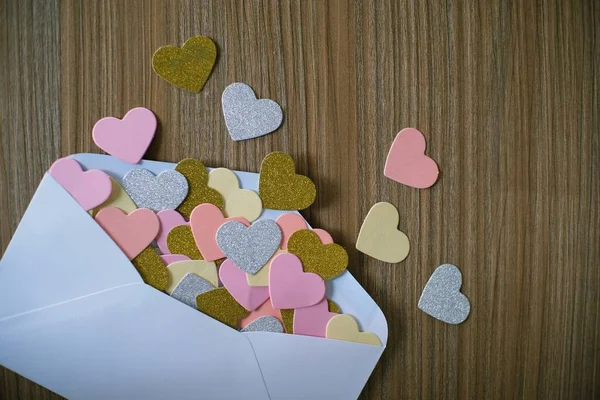 Valentijnsdag Liefdesbrief Geopende Envelop Veel Voelde Harten Lege Kopieerruimte — Stockfoto