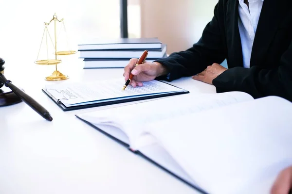 Advogada Advogada Jurídica Apresenta Cliente Contrato Assinado Com Martelo Direito — Fotografia de Stock