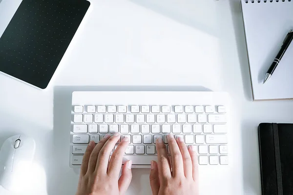 Mujer Trabajando Mediante Uso Ordenador Portátil Mesa Madera Manos Escribiendo — Foto de Stock