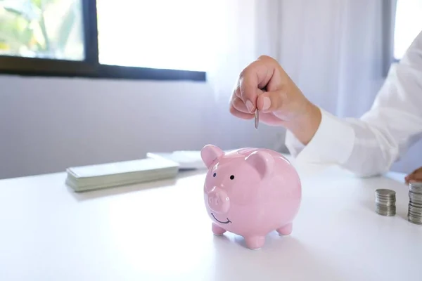 Weibliche Hand Stapelt Münzen Die Das Geschäft Ankurbeln Geld Sparen — Stockfoto