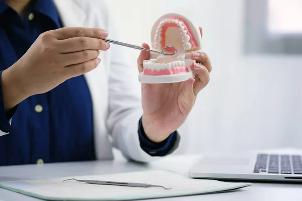 Dentist Examining Patient Teeth Medical Treatment Dental Office — Stock Photo, Image