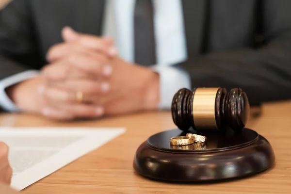 Giudice Gavel Deciso Firmare Documenti Divorzio Concetto Avvocato — Foto Stock