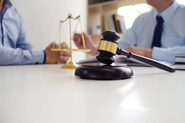 Adwokat Przedstawia Klientowi Podpisaną Umowę Młotkiem Prawem Koncepcja Sprawiedliwości Adwokata — Zdjęcie stockowe