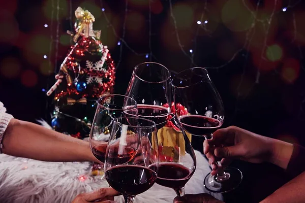 Рождество Новый Год Люди Руки Хрустальными Бокалами Полными Шампанского Рядом — стоковое фото
