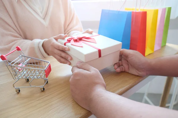 발렌타인 선물이야 로맨틱 커플을 상자와 — 스톡 사진