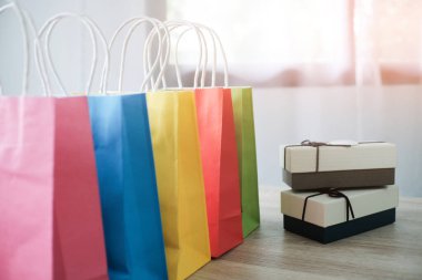 İnternet alışveriş konsepti için dizüstü bilgisayarı olan kadın ve küçük alışveriş arabası