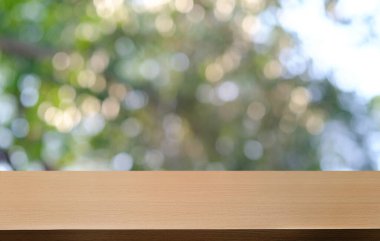 Restoranın soyut bulanık arka planının önündeki boş, siyah ahşap masa. Ürünlerinizi görüntülemek ya da montajlamak için kullanılabilir. 