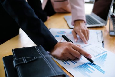 İş Adamları Buluşması Tasarım Fikirleri Uzman Yatırımcısı yeni bir başlangıç projesi üzerinde çalışıyor. Kavram. iş planlama ofisinde.
