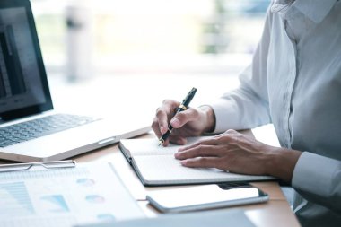 İş Adamları Buluşması Tasarım Fikirleri Uzman Yatırımcısı yeni bir başlangıç projesi üzerinde çalışıyor. Kavram. iş planlama ofisinde.