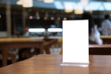 Bar restoranının kafesinde ahşap masada duran menü çerçevesi. Metin pazarlama promosyonu için boşluk