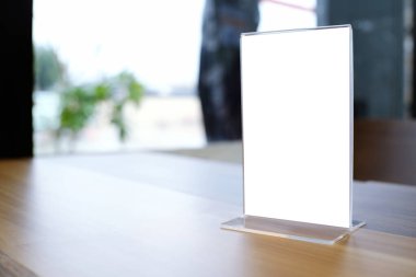 Bar restoranının kafesindeki ahşap masada duran menü çerçevesini taklit et. Metin için boşluk.