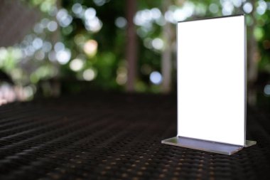 Bar restoranının kafesindeki ahşap masada duran menü çerçevesini taklit et. Metin için boşluk