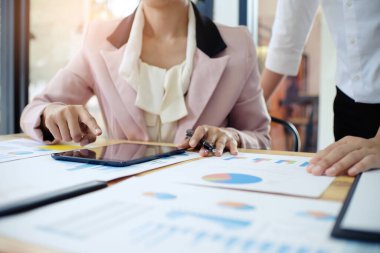 İş Adamları Buluşması Tasarım Fikirleri Uzman Yatırımcısı yeni bir başlangıç projesi üzerinde çalışıyor. Kavram. iş planlama ofisinde.