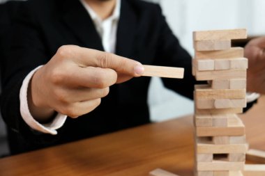Kumarda risk ve strateji planlamak, tahta bloklar koymak. Büyüme süreci için iş kavramı.