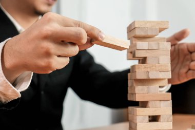 Kumarda risk ve strateji planlamak, tahta bloklar koymak. Büyüme süreci için iş kavramı.