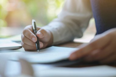 Ofis masasında tasarım planlama reklam belgeleri