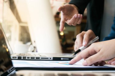 İş Adamları Buluşması Tasarım Fikirleri Uzman Yatırımcısı yeni bir başlangıç projesi üzerinde çalışıyor. Kavram. iş planlama ofisinde.