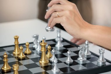 İş adamı satrançla oynar. İş stratejisi ve taktik meydan okuma başarı yönetimi kavramı 