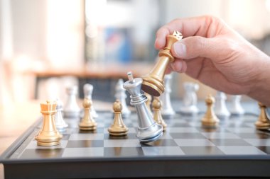 İş adamı satrançla oynar. İş stratejisi ve taktik meydan okuma başarı yönetimi kavramı