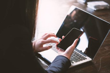 Cep telefonunun boş fotokopi ekranını tutan kadınların elleri. Teknoloji konsepti olan akıllı telefon