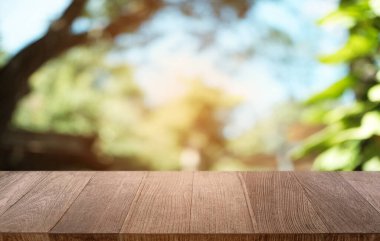 Restoranın soyut bulanık arka planının önündeki boş, siyah ahşap masa. Ürünlerinizi görüntülemek ya da montajlamak için kullanılabilir. 