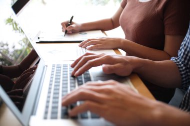 İş Adamları Buluşması Tasarım Fikirleri Uzman Yatırımcısı yeni bir başlangıç projesi üzerinde çalışıyor. Kavram. iş planlama ofisinde.