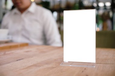 Bar restoranının kafesinde ahşap masada duran menü çerçevesi. Metin pazarlama promosyonu için boşluk