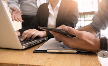 Yatırım çizelgelerini analiz eden ve belgelerin üzerindeki hesap makinesi tuşlarına basan bir işadamı. Muhasebe Kavramı