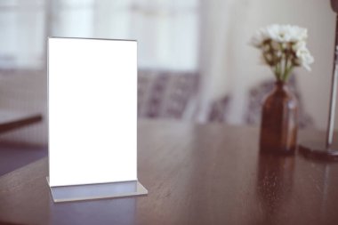 Bar restoranının kafesindeki ahşap masada duran menü çerçevesini taklit et. Bar restoranının kafesindeki ahşap masada duran Menü çerçevesini düzenle. Bar Restoran Kafe 'deki ahşap masada duran Menü çerçevesi için yer aç. Metin pazarı için boşluk