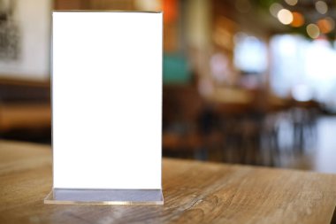 Bar restoranının kafesindeki ahşap masada duran menü çerçevesini taklit et. Metin için boşluk.