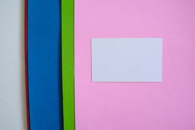 Kartvizitin arka plandaki beyaz kağıt kopyası.