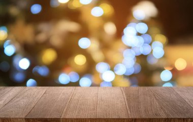 Restoranın soyut bulanık arka planının önündeki boş, siyah ahşap masa. Ürünlerinizi görüntülemek ya da montajlamak için kullanılabilir.