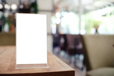 Bar restoranının kafesinde ahşap masada duran menü çerçevesi. Metin pazarlama promosyonu için boşluk