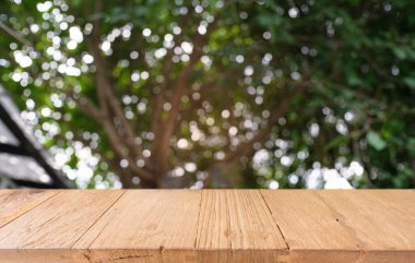 Restoranın soyut bulanık arka planının önündeki boş, siyah ahşap masa. Ürünlerinizi görüntülemek ya da montajlamak için kullanılabilir.