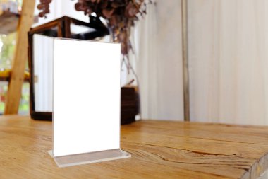 Bar restoranının kafesindeki ahşap masada duran menü çerçevesini taklit et. Metin için boşluk.