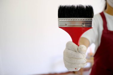 Asyalı kadın ressam odada resim yapıyor. 