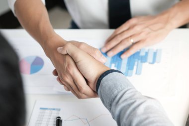 İmaj işadamlarının el sıkışması. İş ortaklığı toplantısı konsepti.