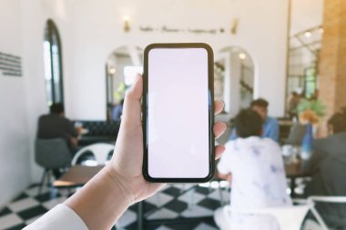 Yatırım çizelgelerini analiz eden ve belgelerin üzerinde hesap makinesi tuşlarına basan bir iş kadını. Muhasebe Kavramı