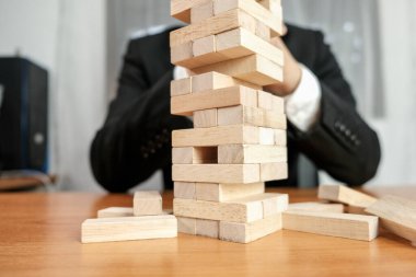 Kumarda risk ve strateji planlamak, tahta bloklar koymak. Büyüme süreci için iş kavramı.