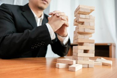Kumarda risk ve strateji planlamak, tahta bloklar koymak. Büyüme süreci için iş kavramı.