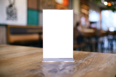 Bar restoranının kafesindeki ahşap masada duran menü çerçevesini taklit et. Metin için boşluk.