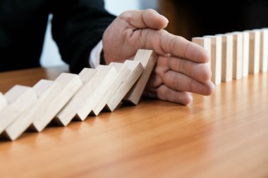 Kumarda risk ve strateji planlamak, tahta bloklar koymak. Büyüme süreci için iş kavramı.