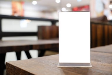 Bar restoranının kafesinde ahşap masada duran metin pazarlama promosyonu için menü çerçeve alanı