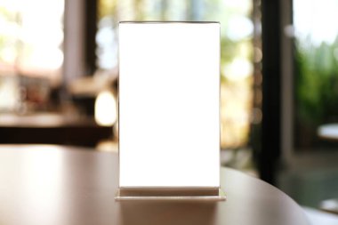 Bar restoranının kafesindeki ahşap masada duran menü çerçevesini taklit et. Metin için boşluk.