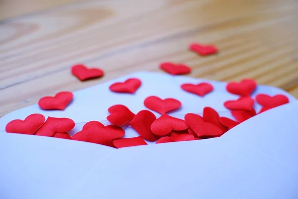 Valentijnsdag Liefdesbrief Geopende Envelop Veel Voelde Harten Lege Kopieerruimte — Stockfoto