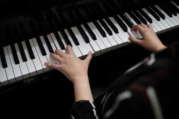 Красивая Азиатка Учится Играть Пианино — стоковое фото