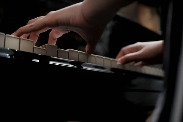 Belle Asiatique Fille Apprendre Jouer Piano — Photo